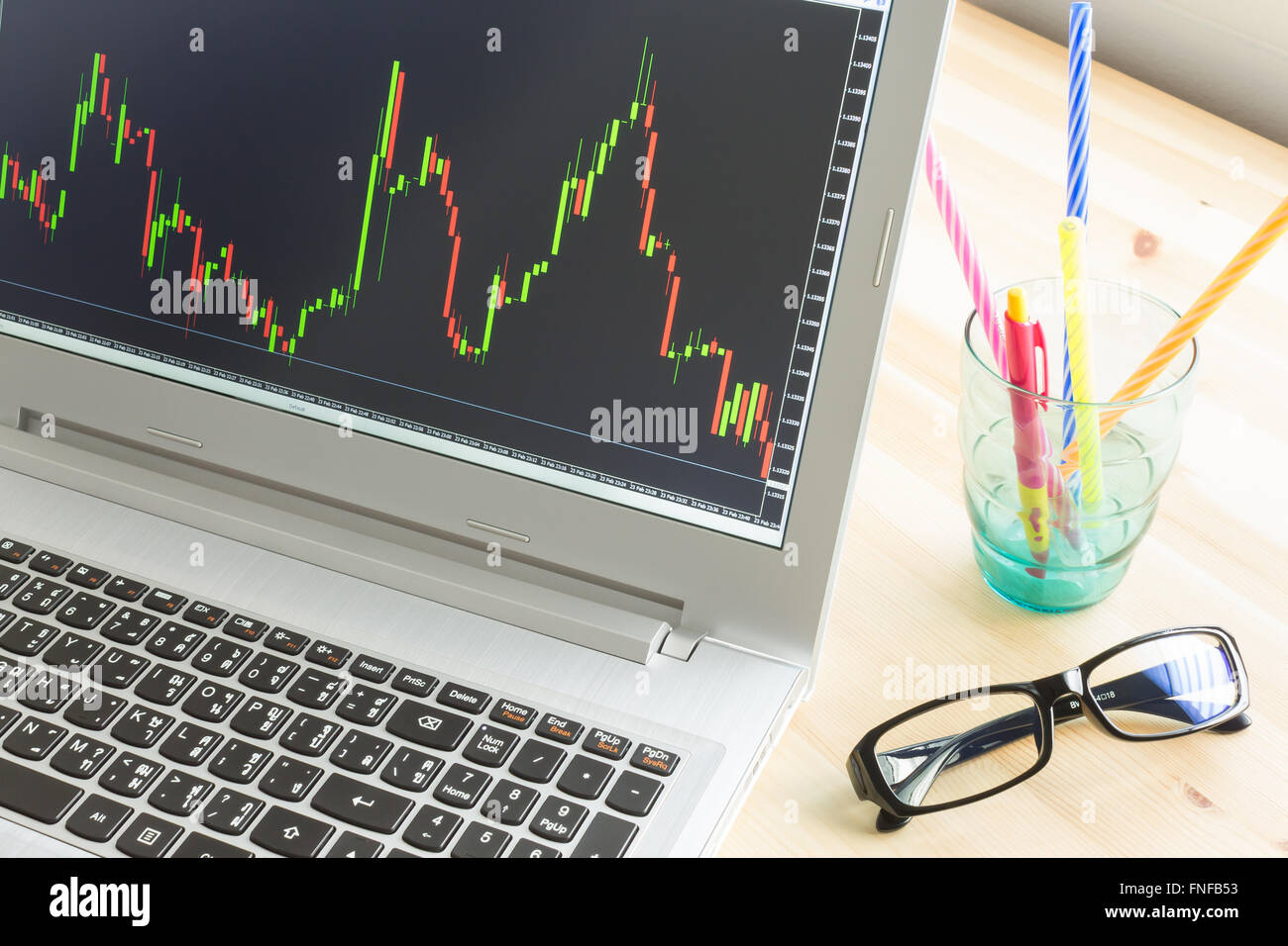 Forex Graph Oder Lager Diagramm In Laptop Bildschirm Auf Holztisch - 